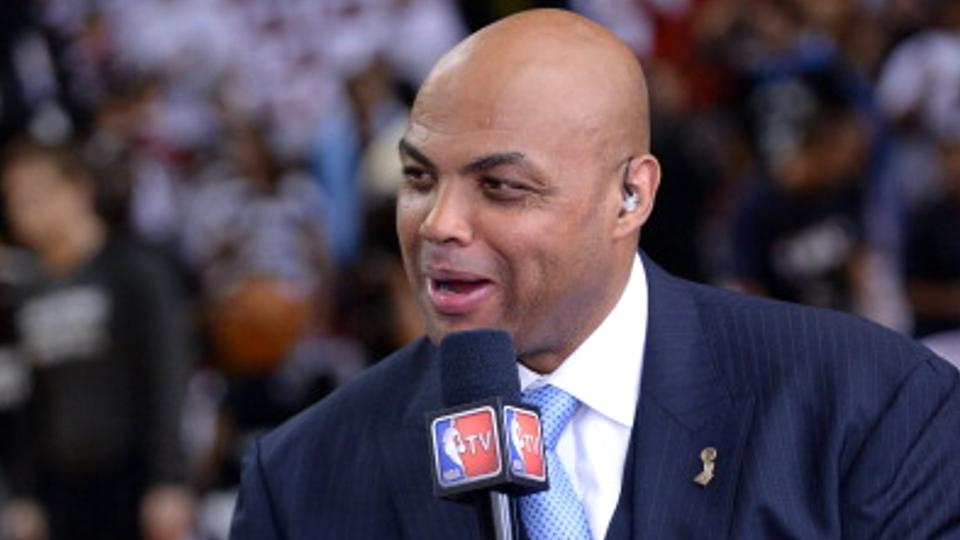 Kampanye gerakan antirasis di olahraga, termasuk basket, mendapat sindiran dari legenda NBA berkulit hitam, Charles Barkley, yang menyamakannya dengan sirkus. - INDOSPORT